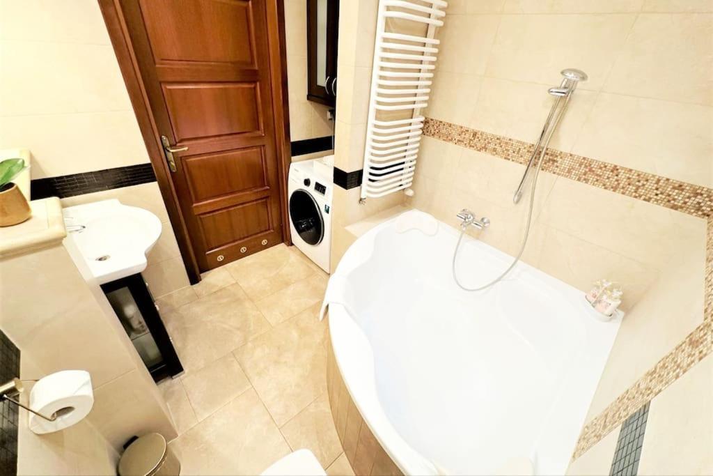 Exclusive Penthouse Near Citycenter 120M2 +Netflix 크라쿠프 외부 사진