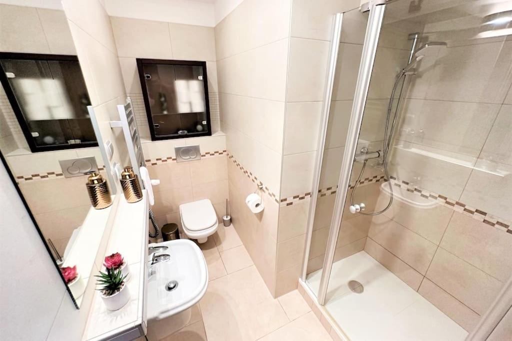 Exclusive Penthouse Near Citycenter 120M2 +Netflix 크라쿠프 외부 사진